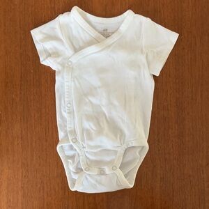 🍓3/$10 H&M Organic White Baby Wrap Onesie size 4-6m